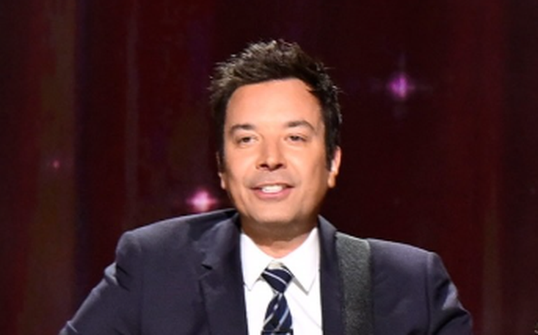 Jimmy Fallon e Stephen Colbert ironizam suspensão de Jimmy Kimmel e apoiam apresentador