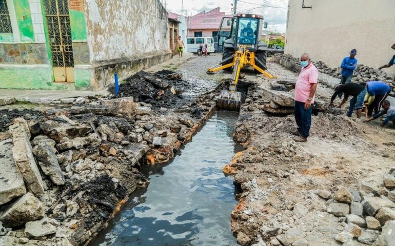Prefeitura de Penedo recupera rede de drenagem do Camartelo