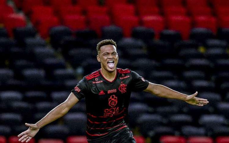 Com 2 gols de Rodrigo Muniz, Flamengo supera Macaé e segue 100% no Carioca