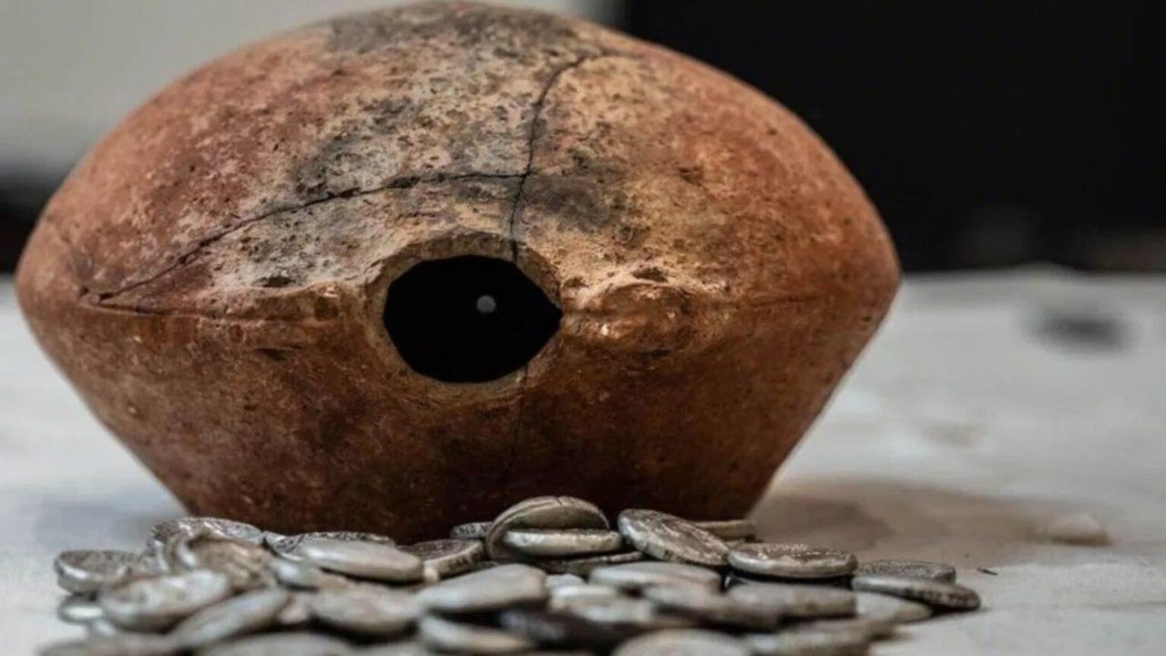 Desenterram na parte mais ocidental da Rússia antigas moedas de prata árabes