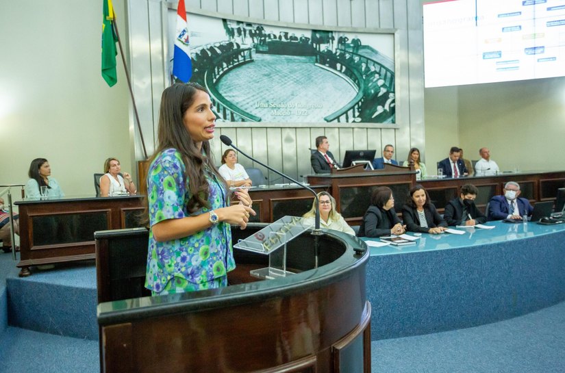 Paula Dantas destaca avanços na primeira infância em audiência pública na ALE