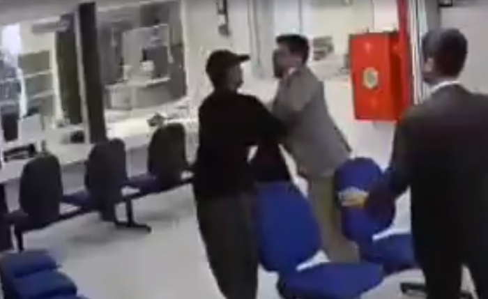 Advogado aguardava uma audiência quando foi abordado pelo empresário