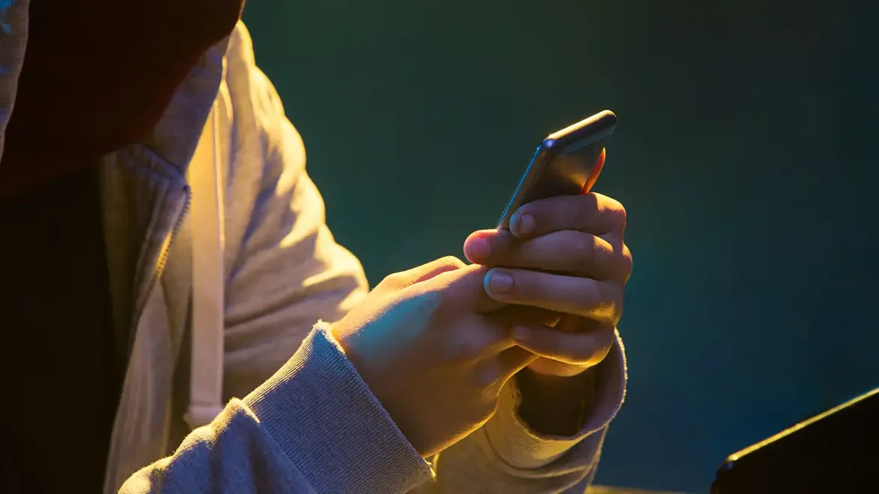 Como o acesso contínuo à pornografia online está afetando as gerações mais jovens?
