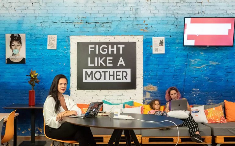 Mulheres criam startups focadas em reter mães no mercado