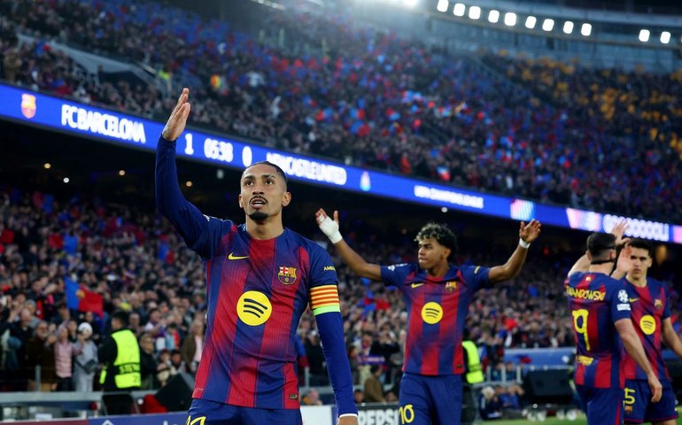 Raphinha marca dois em goleada do Barcelona na Liga dos Campeões
