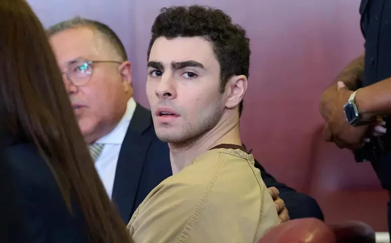 Tribunal retira acusações de terrorismo contra Luigi Mangione