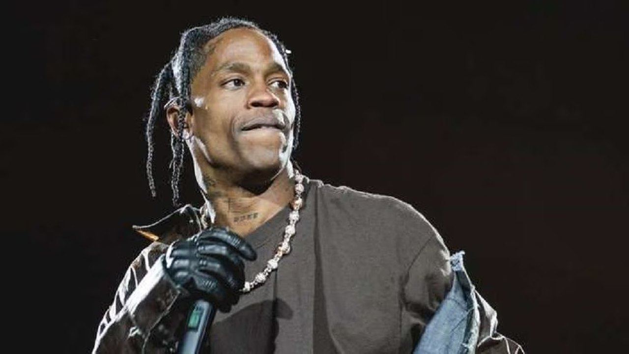 Travis Scott é vaiado após show de apenas 20 minutos e atraso de uma hora na Turquia