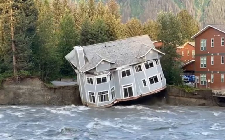 Derretimento de geleira no Alasca faz com que casa caia em rio e seja levada pela correnteza