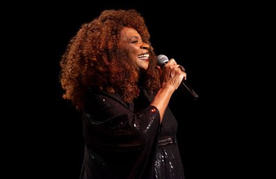 Zezé Motta realiza show único no dia 26 de julho, no Teatro Gustavo Leite