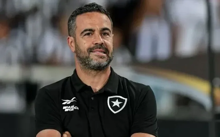 Botafogo é recebido com festa no Rio, e Artur Jorge desconversa sobre permanência