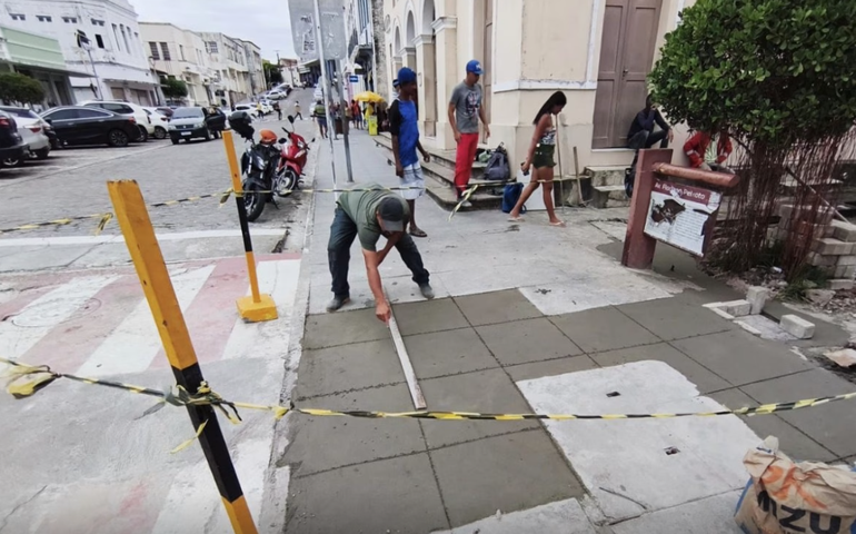 Calçadão ao lado do Theatro Sete de Setembro recebe melhorias na rede de esgoto