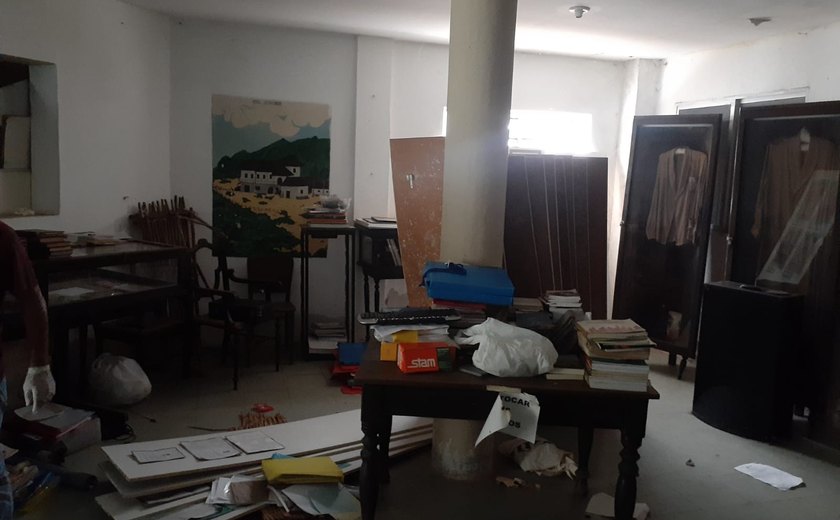 Parte do acervo da Casa de Graciliano Ramos é destruído em meio a obra que não tem fim