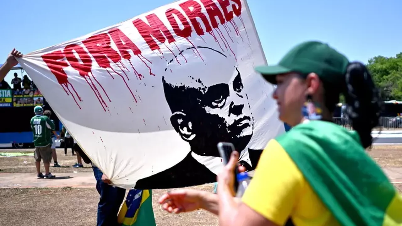 Moraes acusa Mendonça de estar 'a serviço' de grupo golpista