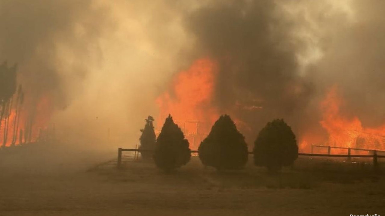 Cidade do Canadá ordena fuga de 20 mil habitantes por incêndios florestais 'sem precedentes'