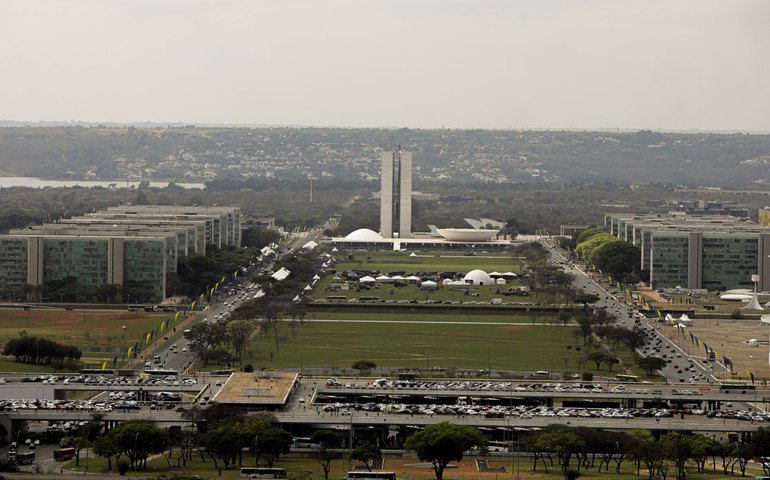 Educação e Transportes lideram novos bloqueios no Orçamento