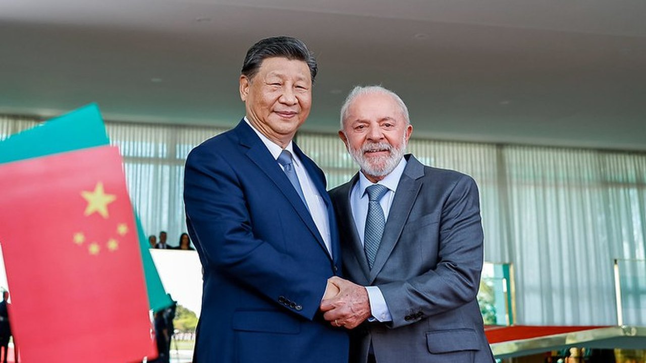 Lula ganha 'amostra da lua' e dá a xi Jinping garrafa com água de 'rios voadores' da Amazônia