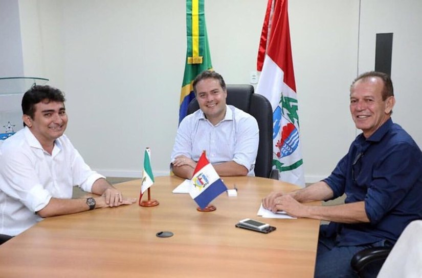 Prefeito Zé Adelson se reúne com governador Renan Filho em Maceió