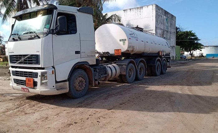 Caminhão da transportadora Transpaulo, contratada para jogar chorume na praia do Sobral Caminhão da transportadora Transpaulo, contratada para jogar chorume na praia do Sobral
