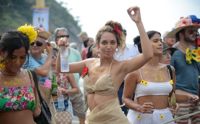 Blocos arrastaram no Rio 755 mil foliões neste domingo, segundo prefeitura