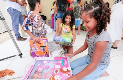 TJAL entrega alegria e presentes para crianças de abrigos de Cajueiro e Atalaia