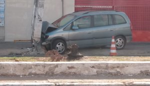 motorista colide poste