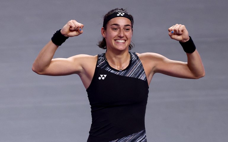Caroline Garcia derrota Aryna Sabalenka e é campeã do WTA Finals