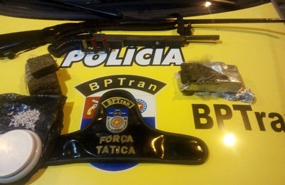 BPTran apreende drogas e armas; bandido morreu durante tiroteio