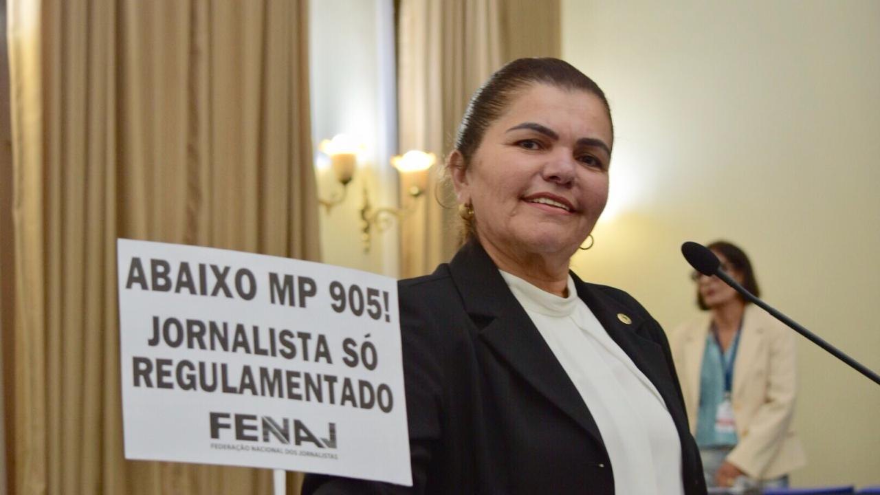 Ângela Garrote faz pronunciamento contra MP 905 que extingue registro profissional para jornalistas
