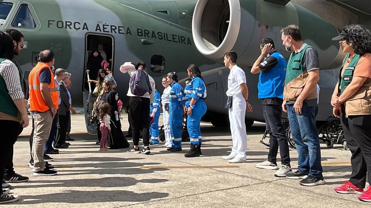 Oitavo voo com brasileiros repatriados do Líbano chega ao país