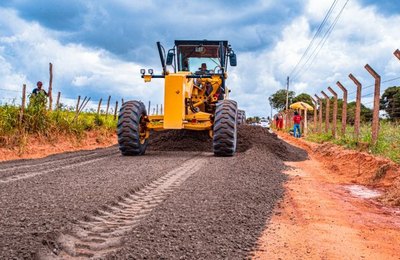 Prefeitura de Arapiraca retoma pavimentação asfáltica que liga o Cangandú à Canafístula