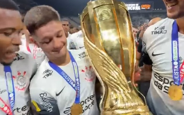 Fabinho cita 'reconstrução' e trabalho no Corinthians: 'Título valida o que está sendo feito'