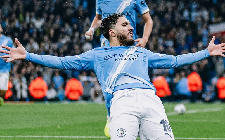 Manchester City supera Dortmund e segue na perseguição aos líderes