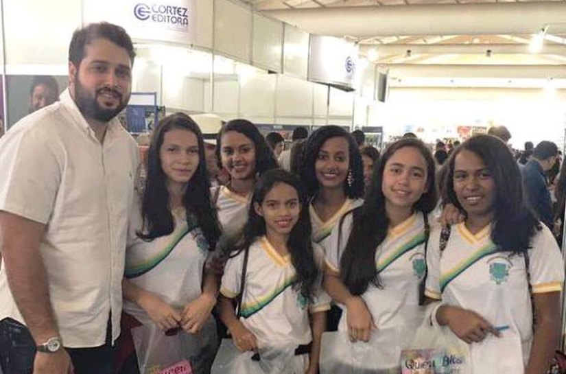 Prefeito de Santana do Mundaú leva alunos da rede municipal à Bienal