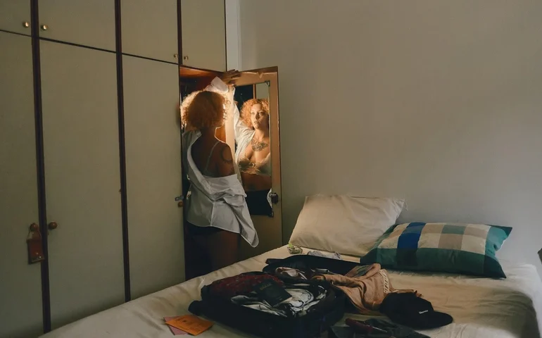 Adriana Santhi em 5 faixas: artista comenta, uma a uma, as músicas do EP Pouso