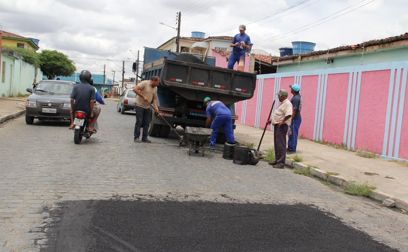 Prefeitura de Arapiraca retoma operação tapa-buracos pela cidade