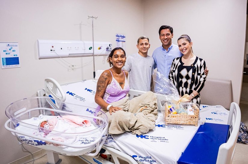Prefeito Rodrigo Cunha homenageia mães no Hospital da Cidade e destaca avanços para as mulheres