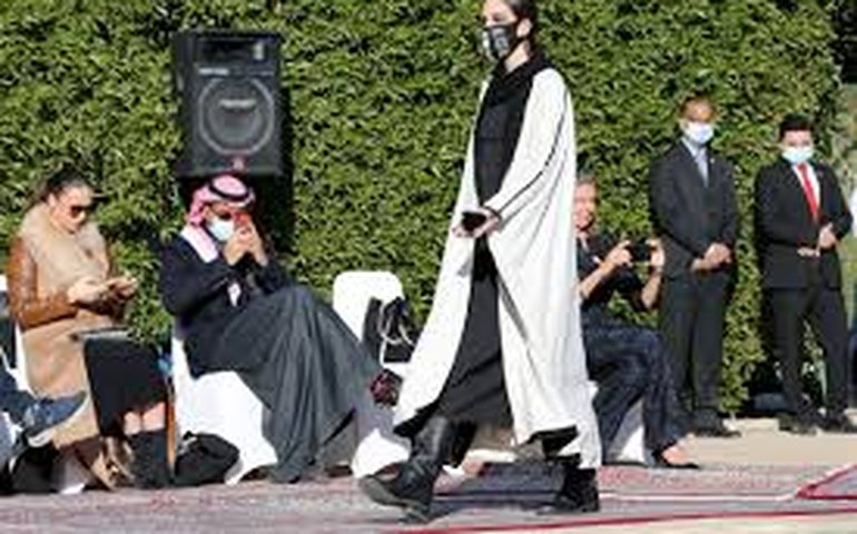 Desfile inusitado em Riad surpreende público
