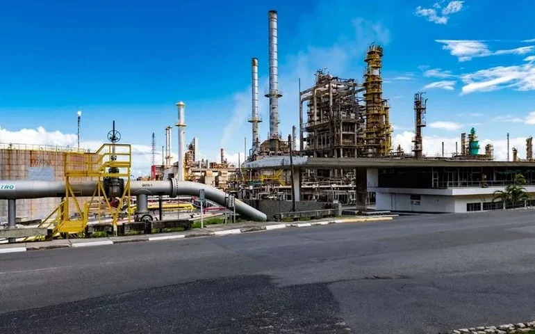 Acelen investiga vazamento de gás tóxico na Refinaria de Mataripe, na Bahia 