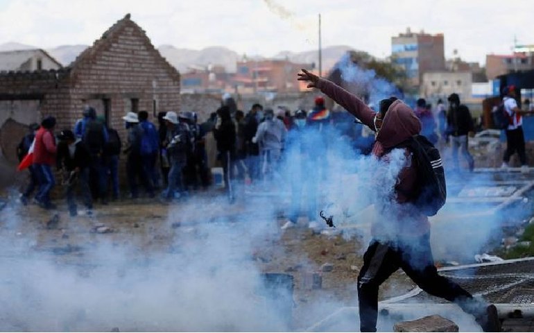 Peru: sobe para 17 número de mortos em confrontos entre manifestantes e policiais