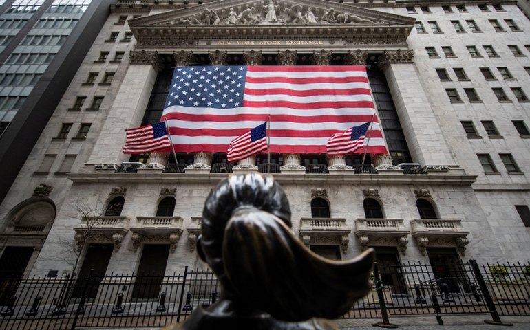 Bolsas de NY fecham sem sinal único, entre cautela geopolítica e balanços