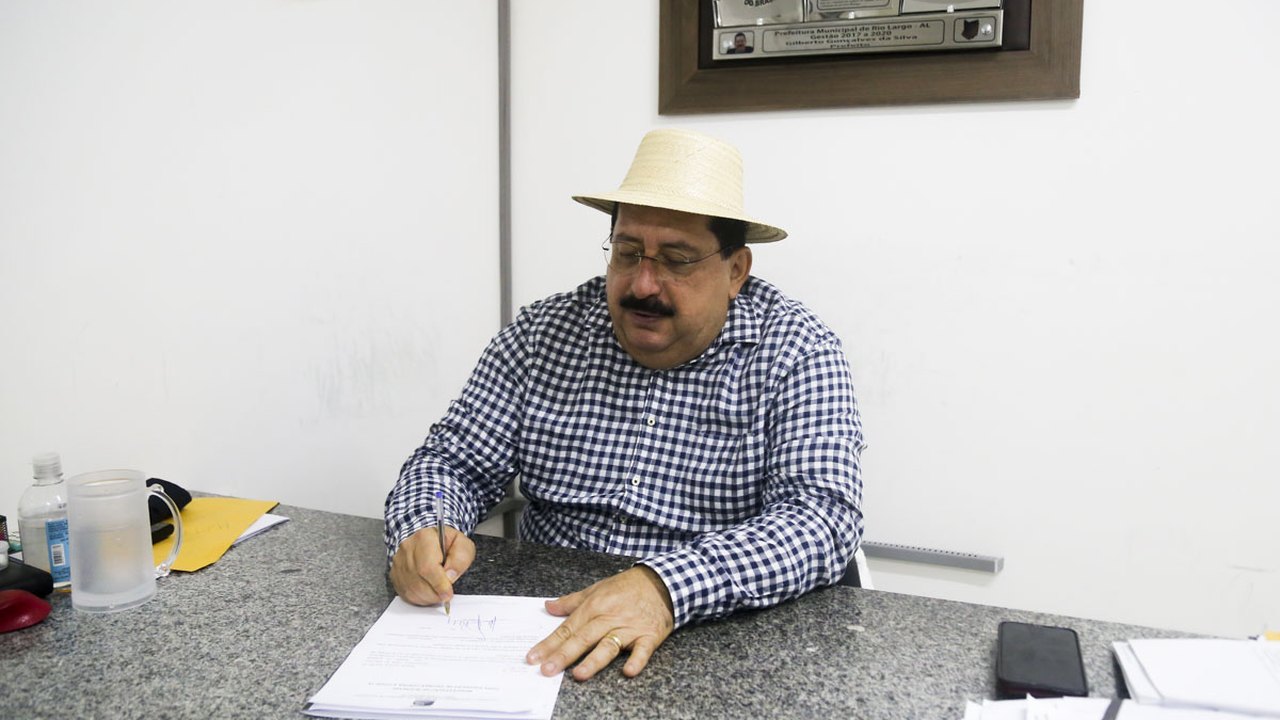 Gilberto Gonçalves assina manifestação de interesse para compra de vacinas
