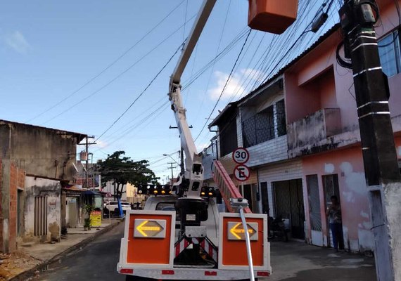 Corredores de ônibus de Jacintinho, Poço, Santa Lúcia e Vergel do Lago ganham  iluminação de LED