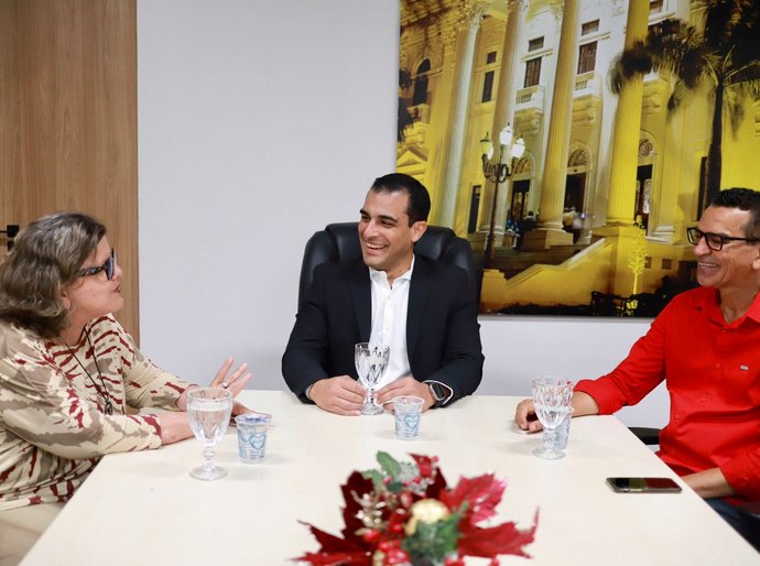 Galba Netto recebe senadora Teresa Leitão para discutir política municipal de educação