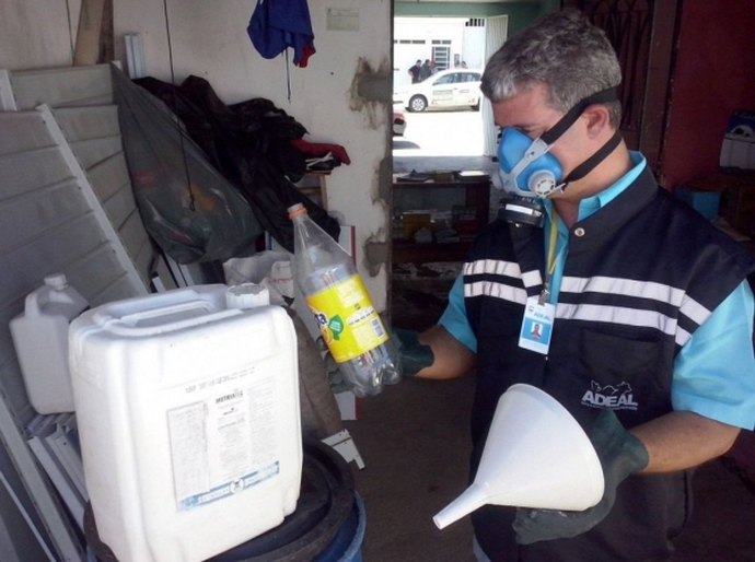 Técnicos da Adeal fiscalizam revenda de agrotóxicos no Sertão