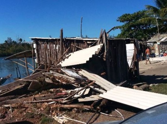Barracas construídas em área de preservação são demolidas na Massagueira