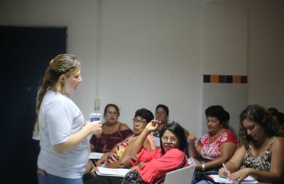 Merendeiras das escolas municipais de Marechal participam de capacitação e recebem fardamento 