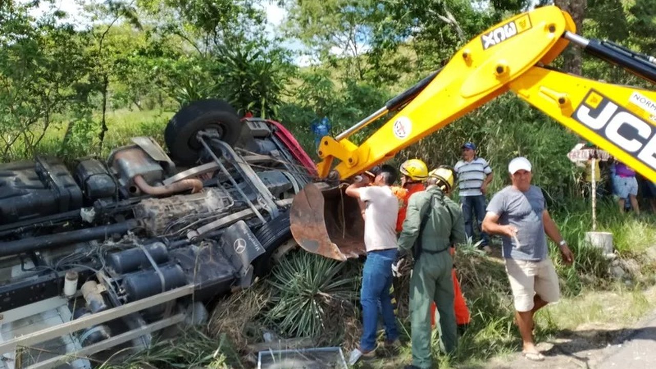 Motorista morre após ficar preso às ferragens de caminhão que capotou BR-316