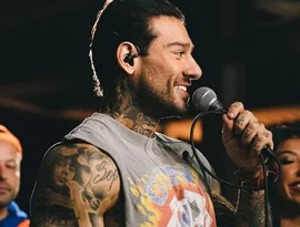Lucas Lucco mistura rock dos anos 2000 com piseiro no álbum “Deu Rock”