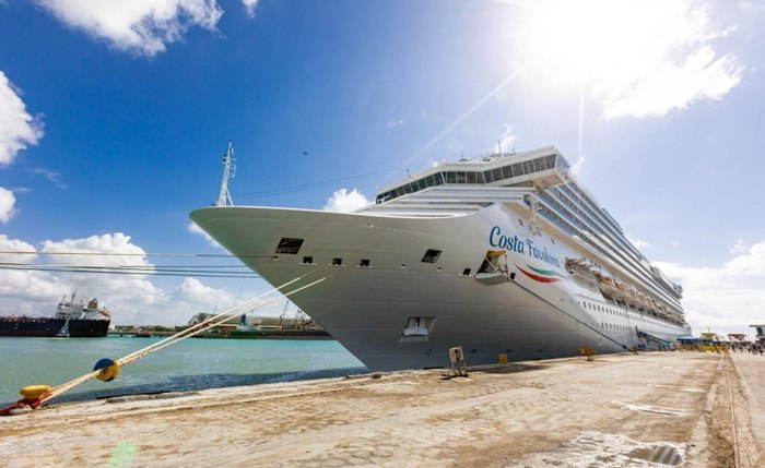 Navio Costa Favolosa atracado no Porto de Maceió