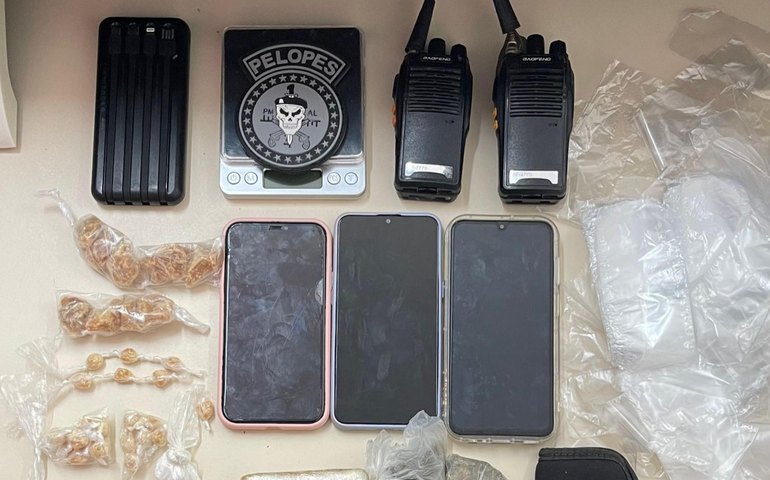 PM cumpre mandados e apreende drogas no Litoral Norte de Alagoas